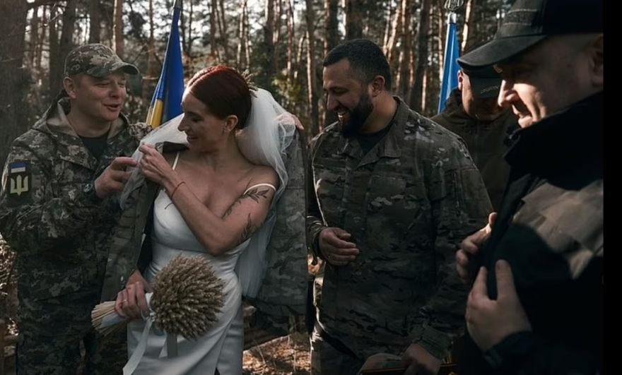 Η «Ιωάννα της Λωραίνης» του Κιέβου φόρεσε νυφικό αλλά δεν αποχωρίστηκε το όπλο της - Δείτε φωτογραφίες