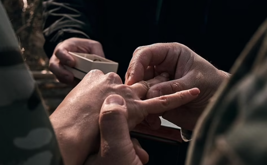 Η «Ιωάννα της Λωραίνης» του Κιέβου φόρεσε νυφικό αλλά δεν αποχωρίστηκε το όπλο της - Δείτε φωτογραφίες