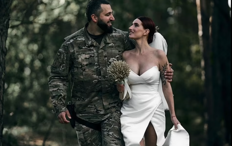 Η «Ιωάννα της Λωραίνης» του Κιέβου φόρεσε νυφικό αλλά δεν αποχωρίστηκε το όπλο της - Δείτε φωτογραφίες