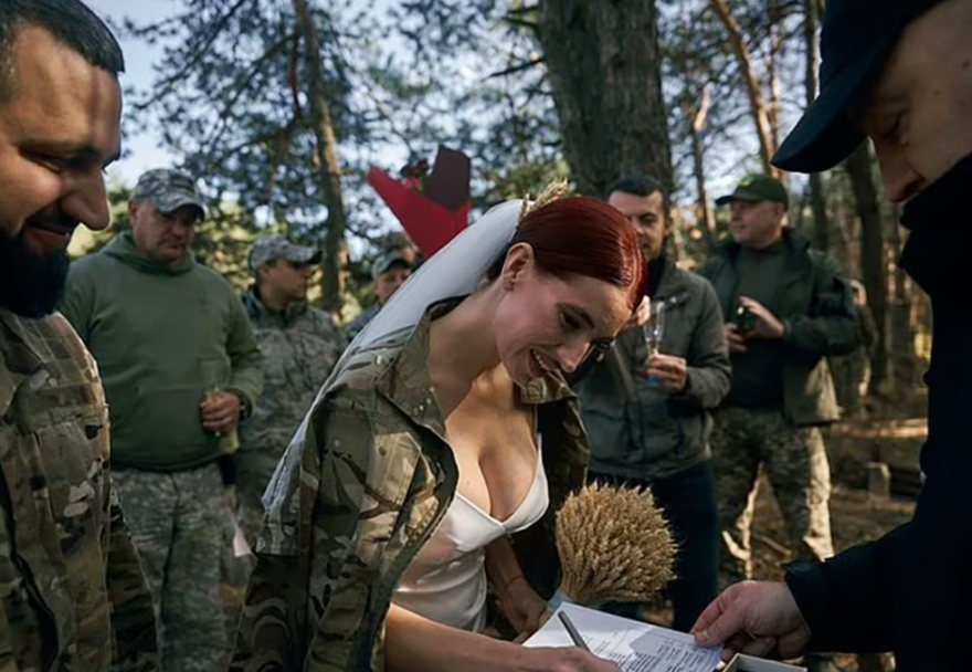 Η «Ιωάννα της Λωραίνης» του Κιέβου φόρεσε νυφικό αλλά δεν αποχωρίστηκε το όπλο της - Δείτε φωτογραφίες
