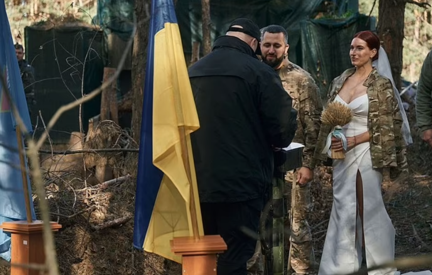 Η «Ιωάννα της Λωραίνης» του Κιέβου φόρεσε νυφικό αλλά δεν αποχωρίστηκε το όπλο της - Δείτε φωτογραφίες