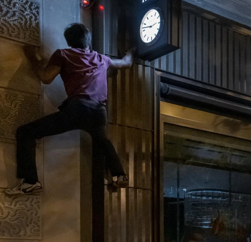 Ενεργειακή κρίση: Αθλητές παρκούρ σβήνουν τα φώτα τη νύχτα στο Παρίσι - Δείτε βίντεο και φωτογραφίες