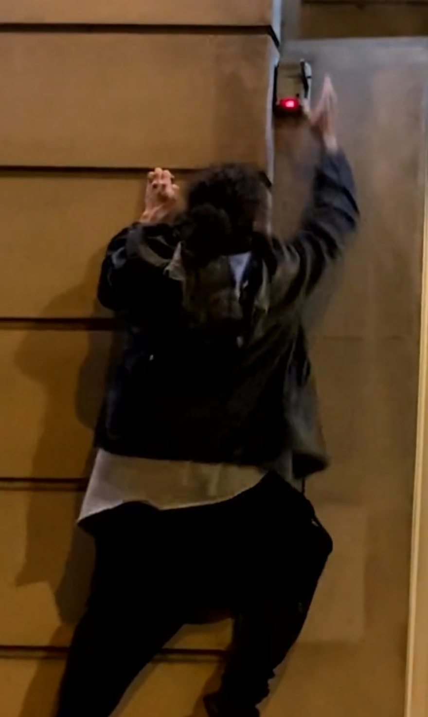 Ενεργειακή κρίση: Αθλητές παρκούρ σβήνουν τα φώτα τη νύχτα στο Παρίσι - Δείτε βίντεο και φωτογραφίες