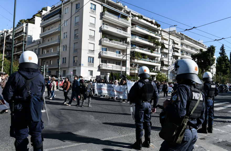 Κίνηση: Μποτιλιάρισμα τώρα στο κέντρο της Αθήνας, λόγω  πορείας υγειονομικών