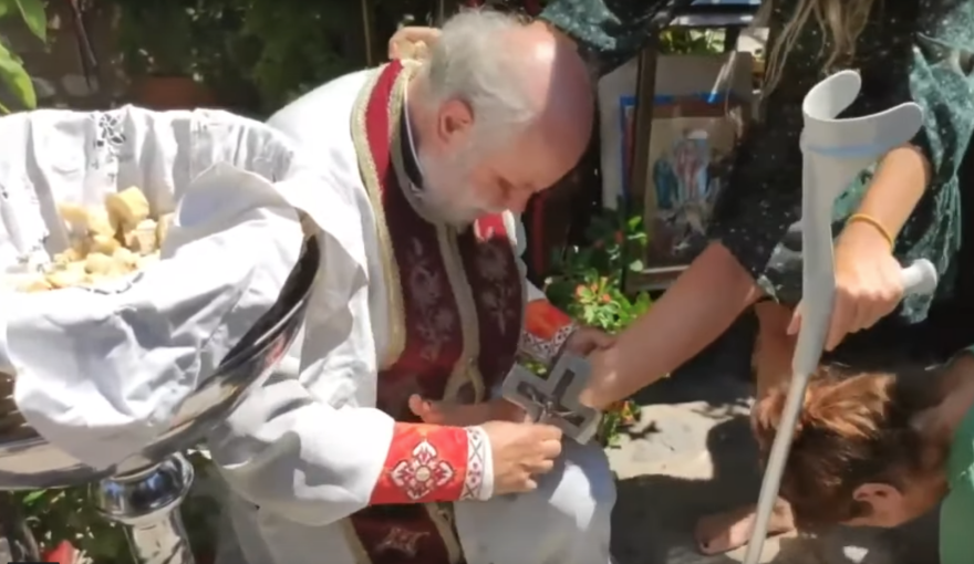 Τρεις ώρες με τον παπά-Δημήτρη στους Αγίους Ισιδώρους