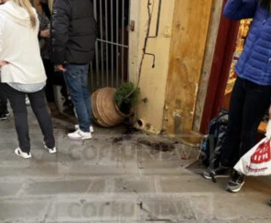 Κέρκυρα: Λύθηκε το χειρόφρενο και τραυμάτισε δύο άτομα έξω από σχολείο (φωτογραφίες)