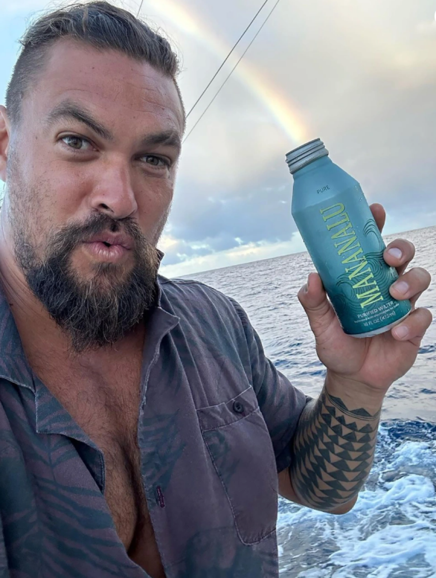 Τζέισον Μομόα: Ψαρεύει σχεδόν γυμνός και καλεί σε… οικολογική βοήθεια - Δείτε βίντεο 