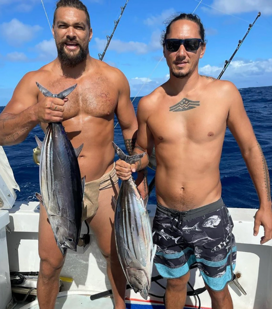 Τζέισον Μομόα: Ψαρεύει σχεδόν γυμνός και καλεί σε… οικολογική βοήθεια - Δείτε βίντεο 