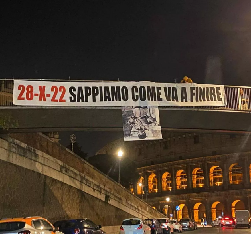 Ιταλία: Νεοφασιστική οργάνωση αναρτά φωτογραφία του Μουσολίνι σε γέφυρα κοντά στο Κολοσσαίο