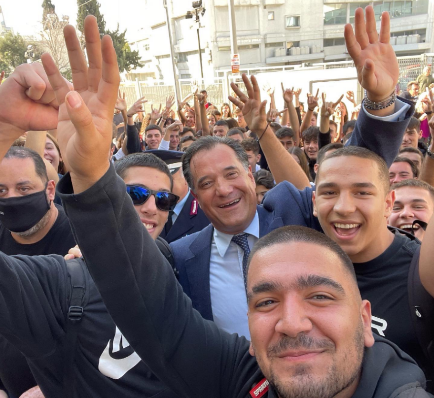 Άδωνις Γεωργιάδης: Έχει γενέθλια και ανήρτησε φωτογραφίες από την παιδική του ηλικία