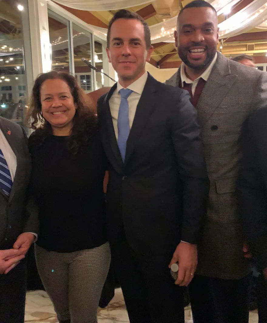 Ενδιάμεσες εκλογές ΗΠΑ - Με Έλληνες, Κουβανούς, Αφροαμερικανούς και Ινδούς γιόρτασε τη νίκη του ο Μενέντεζ Τζούνιορ