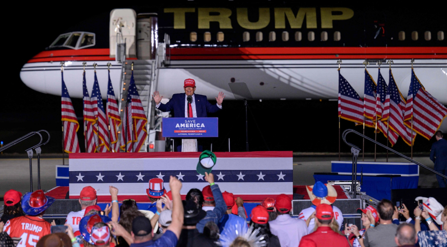 Ενδιάμεσες εκλογές στις ΗΠΑ: Τα πρώτα εκλογικά τμήματα κλείνουν, η Αμερική κρατάει την ανάσα της