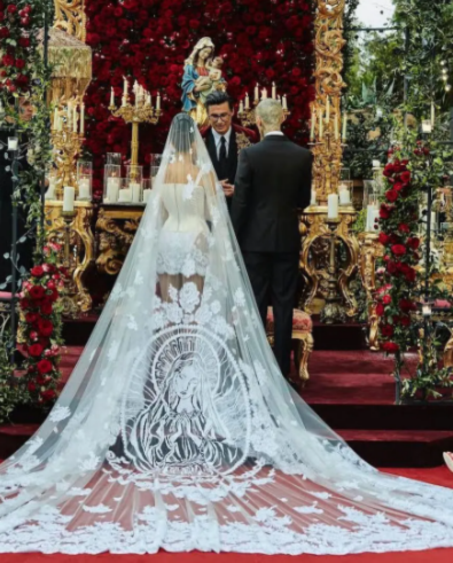 Κόρτνεϊ Καρντάσιαν: Δημοσίευσε φωτογραφίες από την πρόβα νυφικού που έκανε στην Ιταλία