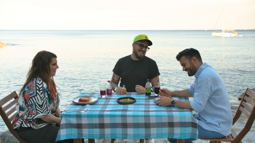 Fishy: Συναντά την Κατερίνα Ζαρίφη και ταξιδεύουν στην Αίγινα