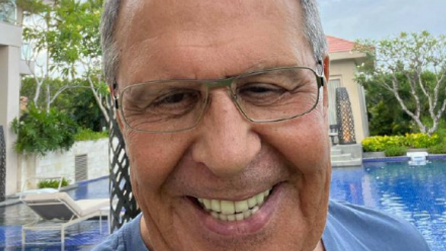 Σεργκέι Λαβρόφ: Απάντησε με μπλουζάκι και βερμούδα στα δημοσιεύματα νοσηλείας