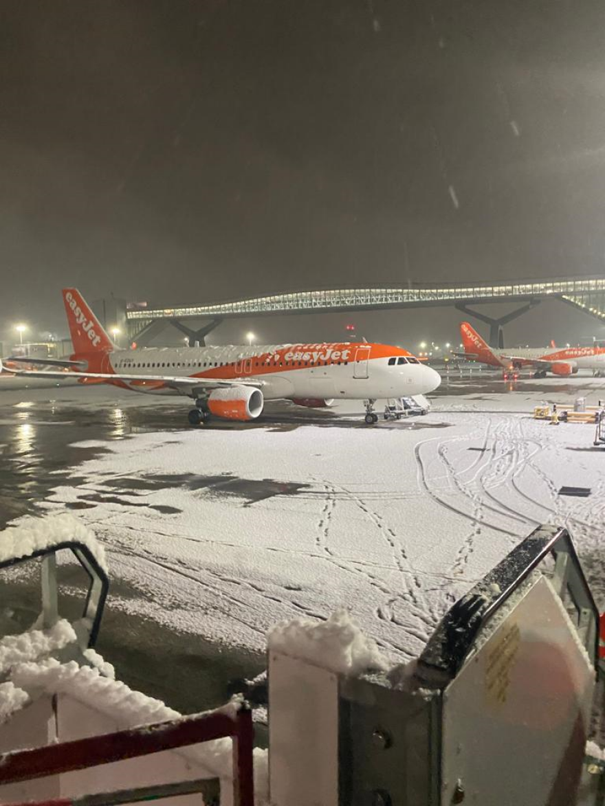 Χιόνια στο Λονδίνο: Χάος και ταλαιπωρία στο αεροδρόμιο Γκάτγουικ - Δείτε φωτογραφίες