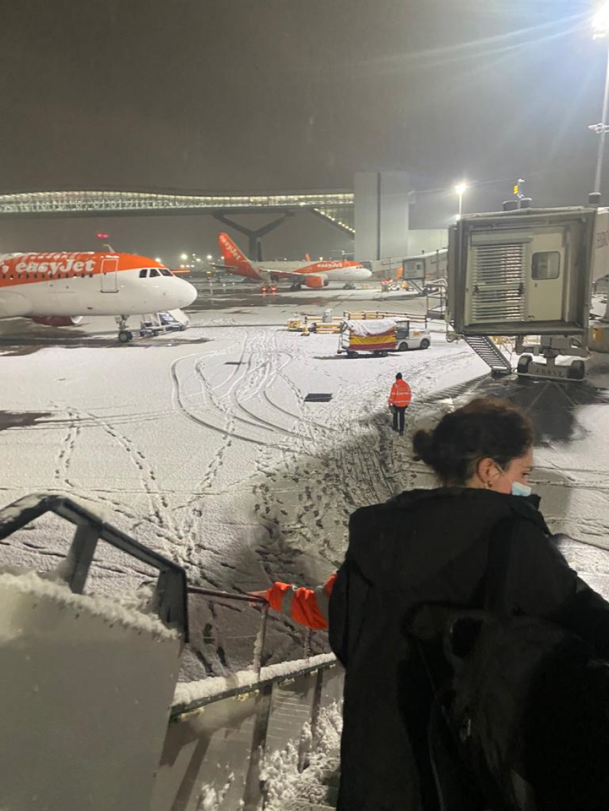 Χιόνια στο Λονδίνο: Χάος και ταλαιπωρία στο αεροδρόμιο Γκάτγουικ - Δείτε φωτογραφίες