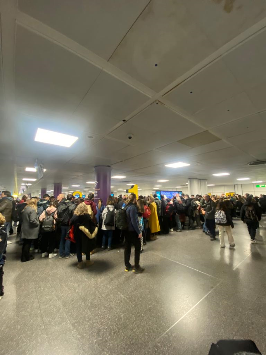 Χιόνια στο Λονδίνο: Χάος και ταλαιπωρία στο αεροδρόμιο Γκάτγουικ - Δείτε φωτογραφίες