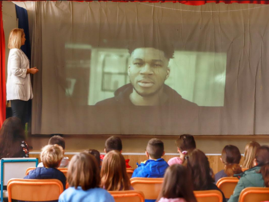 Μαθητές του Πειραιά θα γράψουν 2.500 παραμύθια για την ανακύκλωση