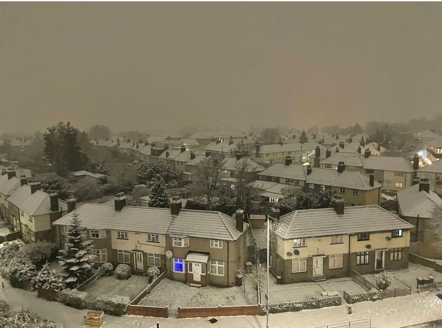 Βρετανία: Χιονίζει στο Λονδίνο και βγήκαν οι αλεπούδες στους δρόμους – Δείτε βίντεο