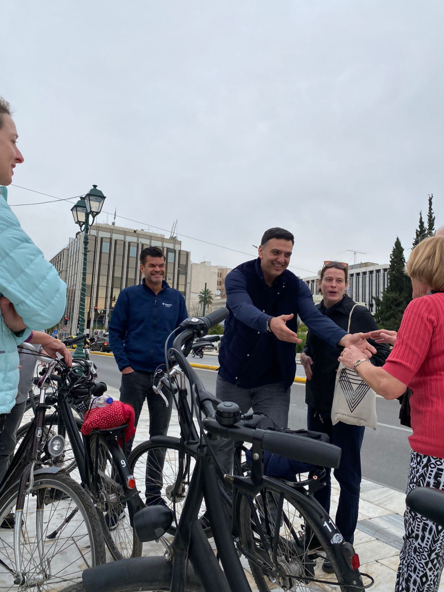 City break προορισμός η Αθήνα - Ολλανδοί τουρίστες απολαμβάνουν «χριστουγεννιάτικη» ποδηλατάδα