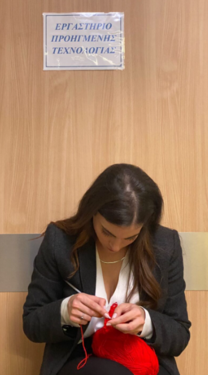 Μάρθα Λαμπίρη Φεντόρουφ: Ο Μιχάλης Λεβεντογιάννης την απαθανατίζει να... πλέκει στα γυρίσματα των «Παγιδευμένων»