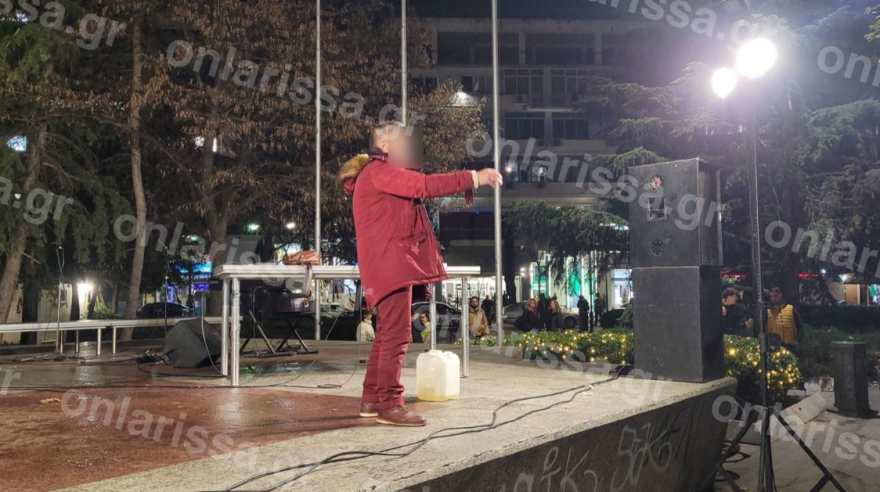 Λάρισα: Χειροπέδες σε άντρα που ήθελε να αυτοπυρποληθεί στην κεντρική πλατεία - Βίντεο με την επιχείρηση της ΕΛΑΣ