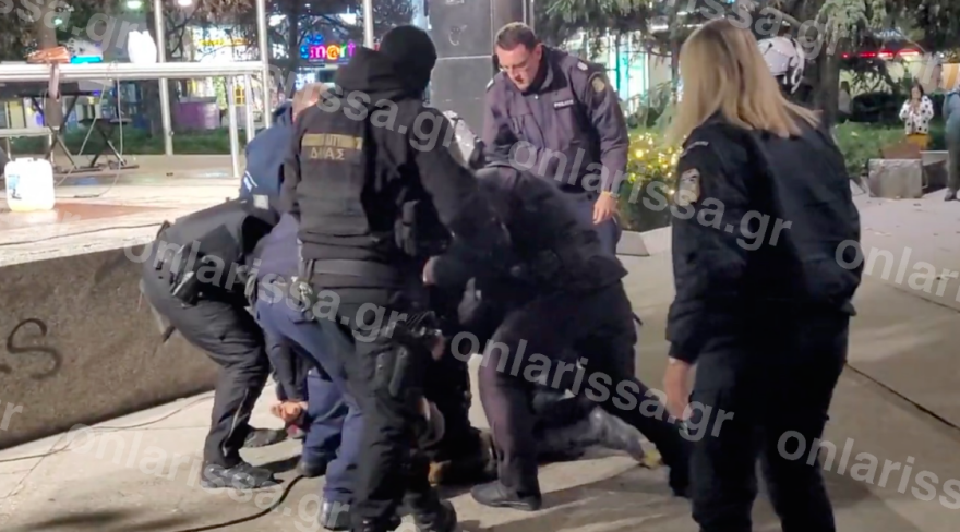 Λάρισα: Χειροπέδες σε άντρα που ήθελε να αυτοπυρποληθεί στην κεντρική πλατεία - Βίντεο με την επιχείρηση της ΕΛΑΣ