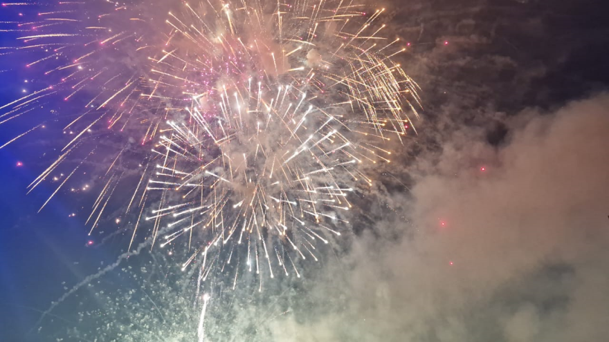 Με πυροτεχνήματα υποδέχθηκαν το 2023 Αθήνα και Θεσσαλονίκη  - Δείτε φωτογραφίες και βίντεο