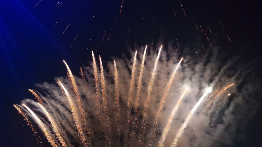 Με πυροτεχνήματα υποδέχθηκαν το 2023 Αθήνα και Θεσσαλονίκη  - Δείτε φωτογραφίες και βίντεο