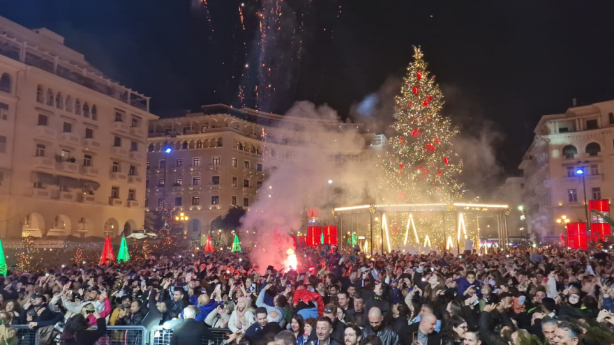 Με πυροτεχνήματα υποδέχθηκαν το 2023 Αθήνα και Θεσσαλονίκη  - Δείτε φωτογραφίες και βίντεο
