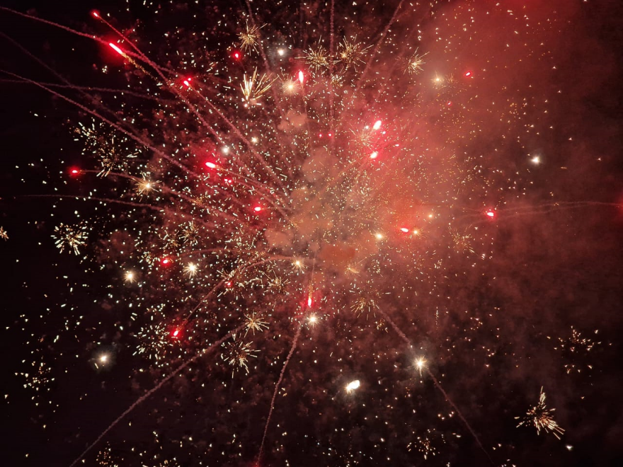 Με πυροτεχνήματα υποδέχθηκαν το 2023 Αθήνα και Θεσσαλονίκη  - Δείτε φωτογραφίες και βίντεο