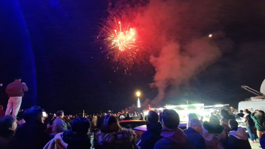 Με πυροτεχνήματα υποδέχθηκαν το 2023 Αθήνα και Θεσσαλονίκη  - Δείτε φωτογραφίες και βίντεο