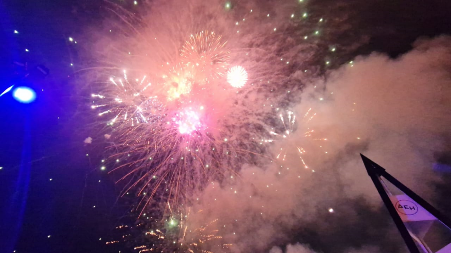 Με πυροτεχνήματα υποδέχθηκαν το 2023 Αθήνα και Θεσσαλονίκη  - Δείτε φωτογραφίες και βίντεο