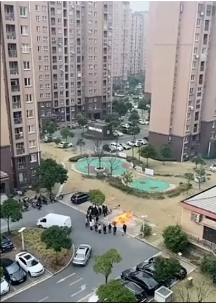 Κορωνοϊός - Ανατριχιαστικές εικόνες στην Κίνα: Ακόμα και στους δρόμους καίνε τους νεκρούς - Δείτε βίντεο