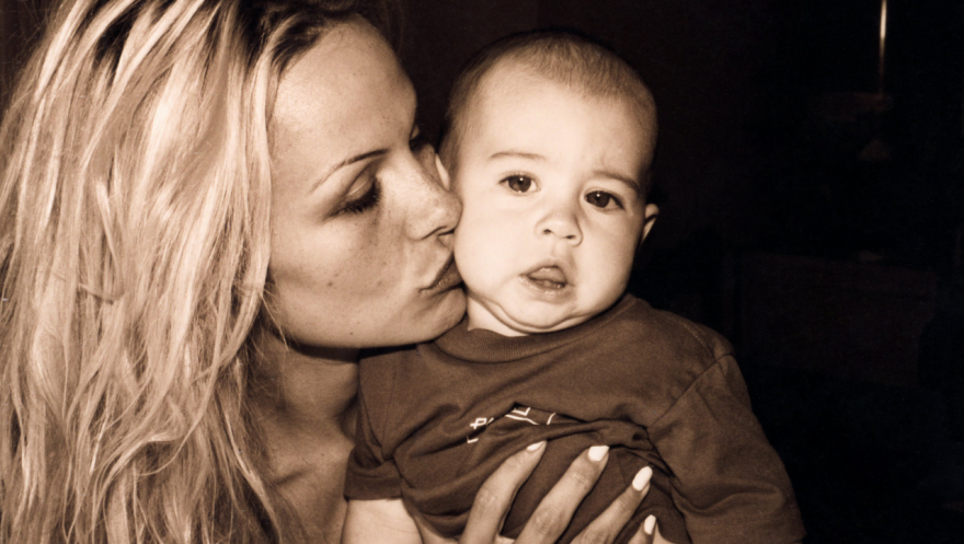 Πάμελα Άντερσον: Το sex tape, τα ειδύλλια και όλη η ζωή της έγιναν ντοκιμαντέρ