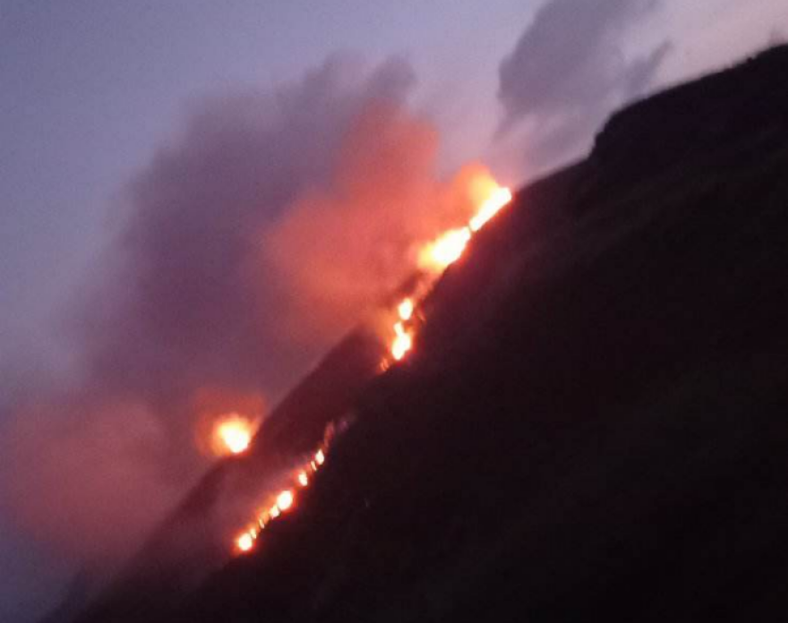 Φωτιά στους Φούρνους, ορατή από Ικαρία και Σάμο