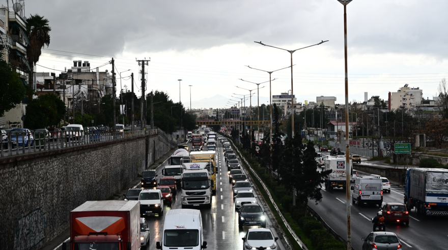 Κίνηση στους δρόμους: Μποτιλιάρισμα στους δρόμους της Αττικής λόγω της βροχής