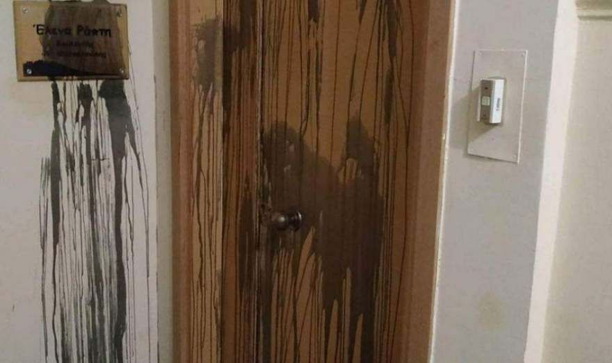 Θεσσαλονίκη: Επίθεση με μπογιές στο πολιτικό γραφείο της Έλενας Ράπτη - Δείτε βίντεο και φωτογραφίες