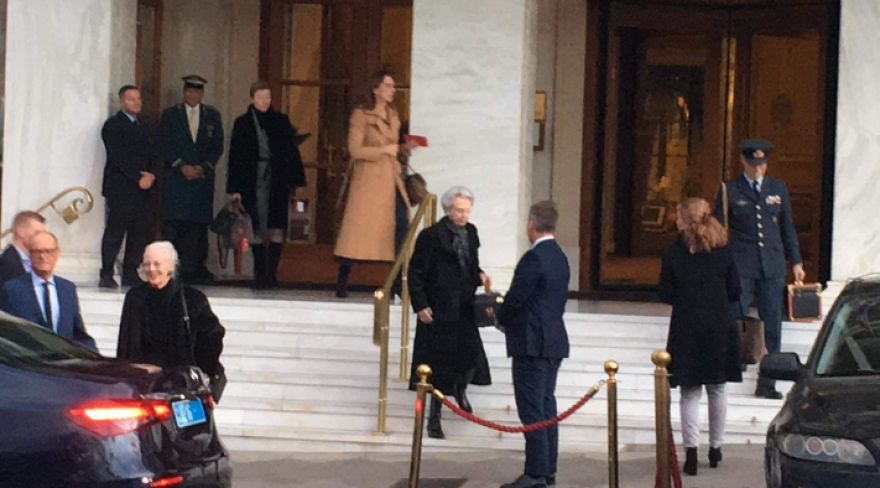 Κηδεία τέως βασιλιά Κωνσταντίνου: Αναχωρούν από την Αθήνα οι βασιλικές οικογένειες