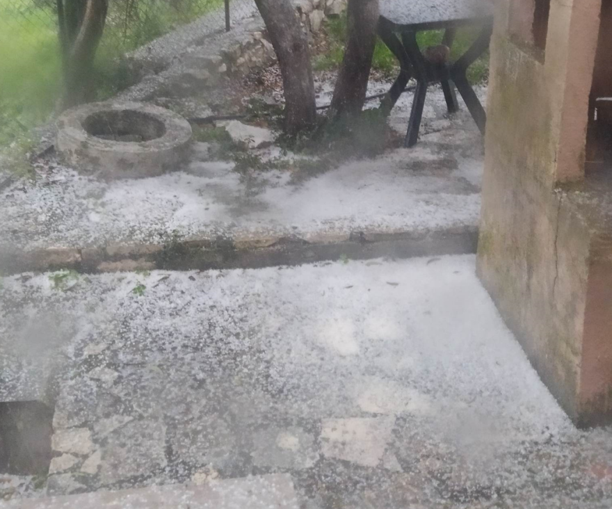 Καιρός - Κακοκαιρία τώρα: Έντονη χαλαζόπτωση στην Κεφαλονιά - Το «έστρωσε» και στην Ιθάκη