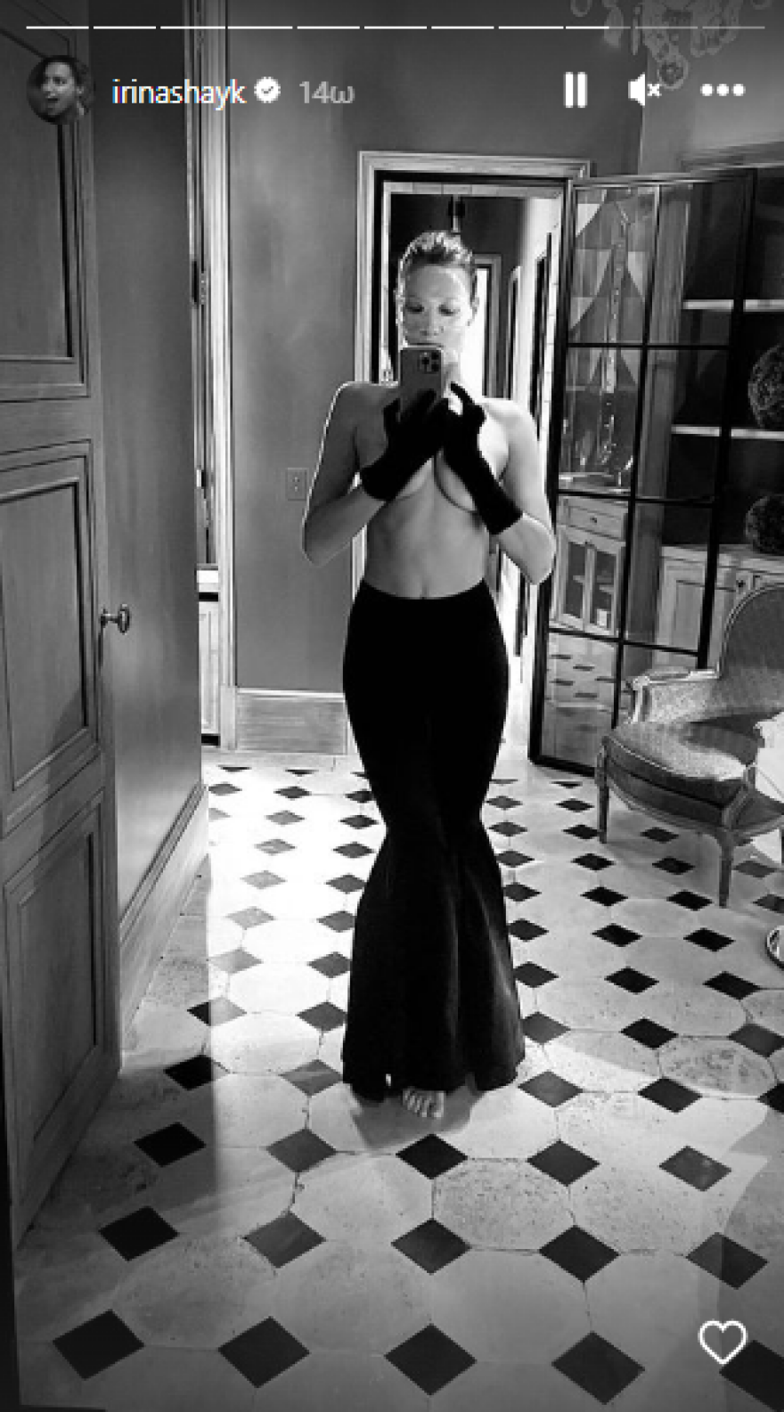 Ιρίνα Σάικ: Ποζάρει τόπλες στο Instagram