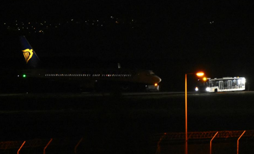 Αίσιο τέλος για την πτήση της Ryanair - Δεν βρέθηκε τίποτα, δείτε φωτογραφίες από τον έλεγχο