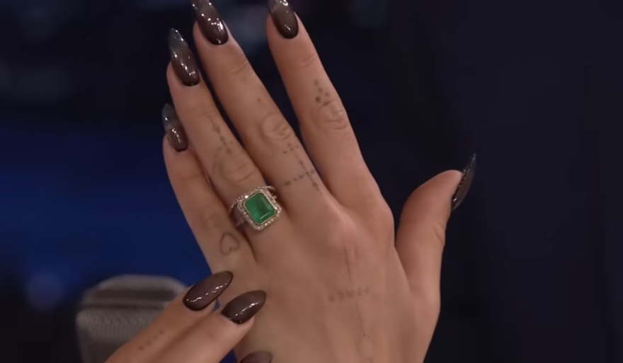 Ρίτα Όρα: Έδειξε για πρώτη φορά το δαχτυλίδι των αρραβώνων της με τον Τάικα Γουάιτιτι