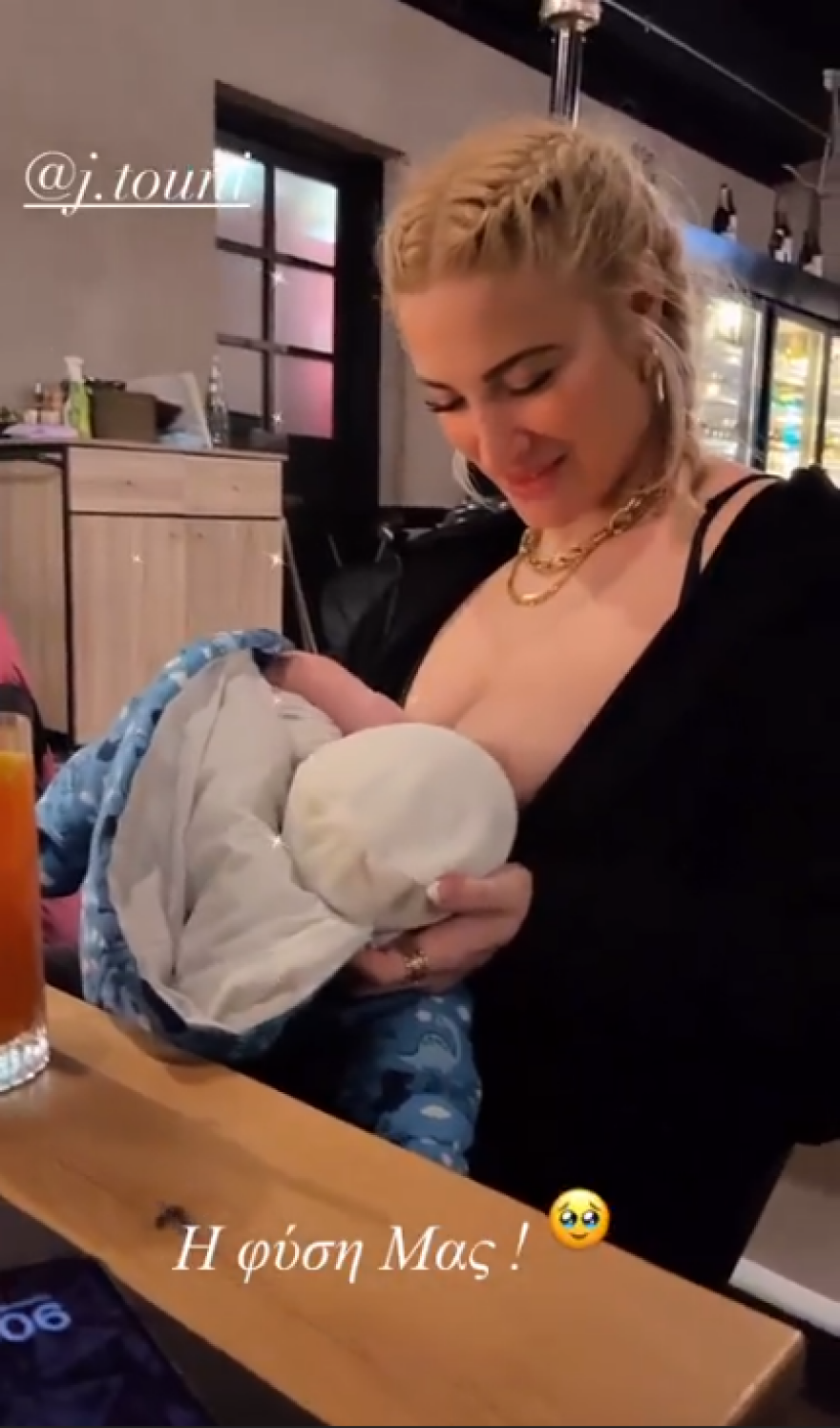 Δήμητρα Αλεξανδράκη: Φωτογραφίζει την Ιωάννα Τούνη να θηλάζει τον γιο της
