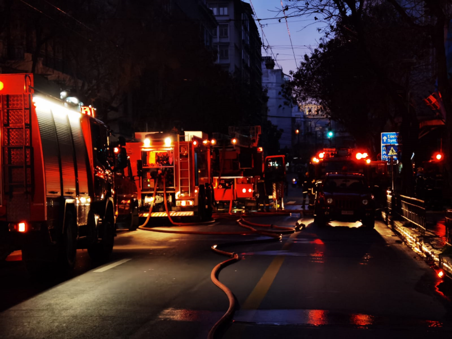 Μεγάλη πυρκαγιά σε κτίριο στο κέντρο της Αθήνας - Κλειστή η Πατησίων (φωτογραφίες)