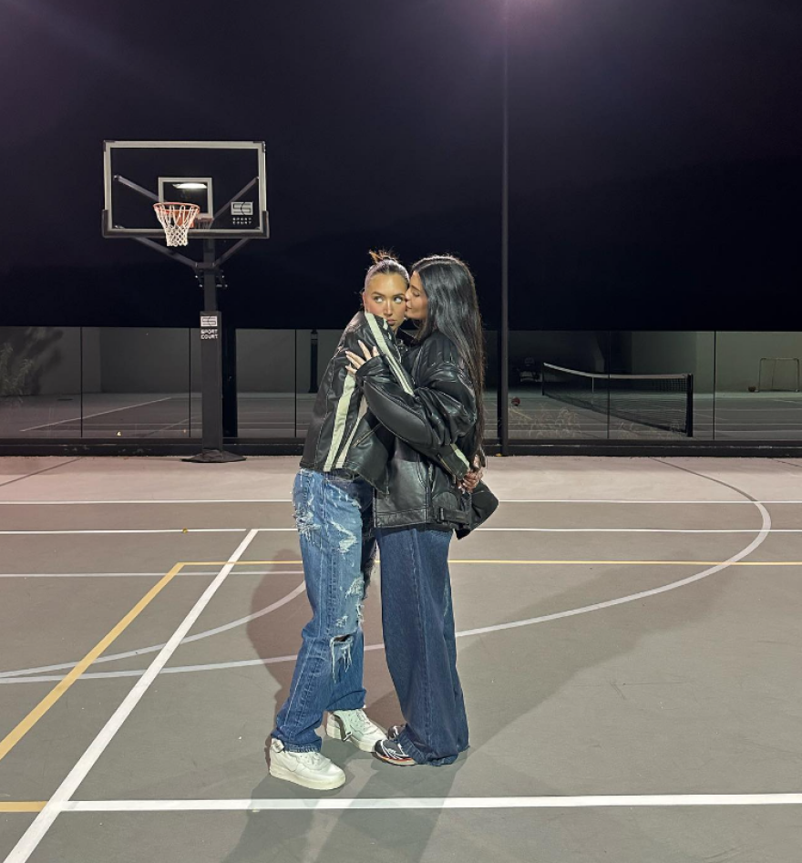 Κάιλι Τζένερ και Στέισι Καρανικολάου γιόρτασαν τον Άγιο Βαλεντίνο - Το φιλί που αντάλλαξαν