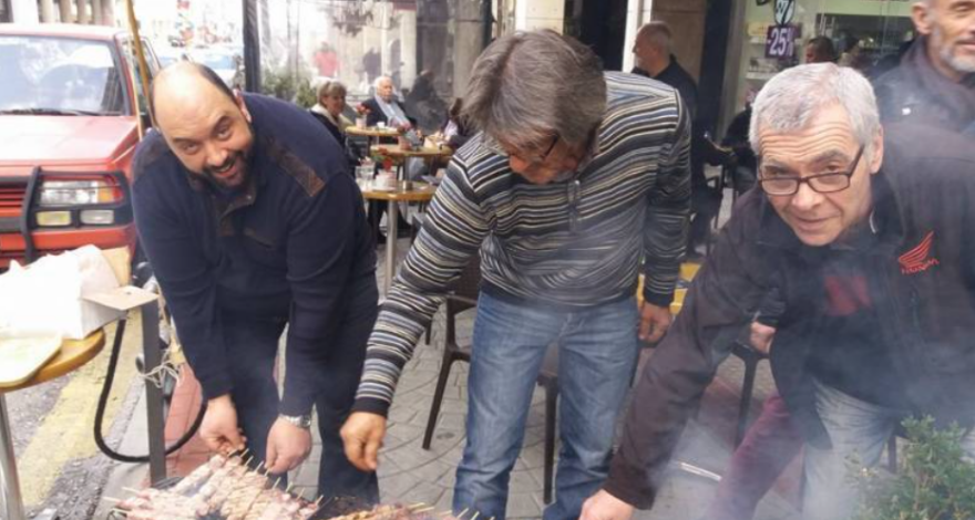 Τσικνοπέμπτη: Ποια είναι τα έθιμα στην Ελλάδα - Έτοιμοι οι Ζακυνθινοί για τις «μπαγόρδες»
