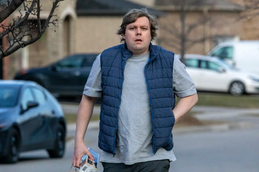 Καναδάς: Η τρανς δασκάλα με προσθετικό στήθος ντύνεται άντρας εκτός σχολείου - Δείτε φωτογραφίες