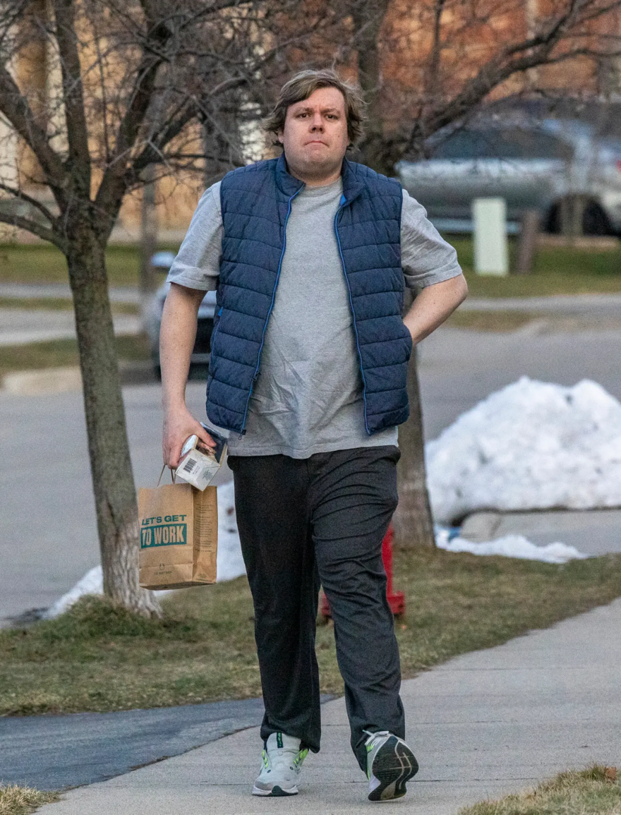 Καναδάς: Η τρανς δασκάλα με προσθετικό στήθος ντύνεται άντρας εκτός σχολείου - Δείτε φωτογραφίες